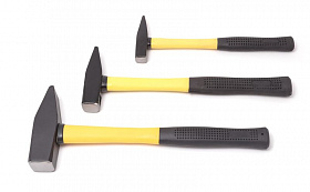 На сайте Трейдимпорт можно недорого купить Молоток с пластиковой ручкой 1000гр Partner PA-801-1000. 